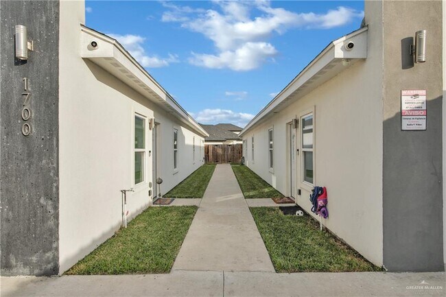 Building Photo - 18 Angelina Dr