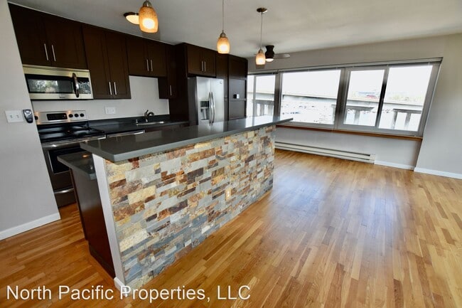 Building Photo - 2 br, 1 bath House - 2524 Boyer Ave E #436