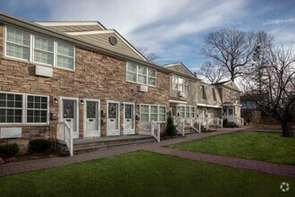 Building Photo - 45 Fairfield Way
