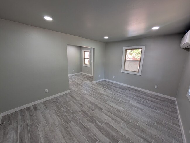 Building Photo - Remodeled luxury 1 bedroom, 1 bath house i...