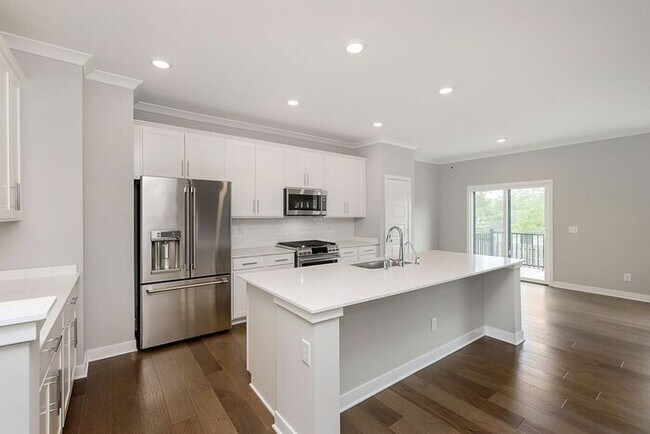 Building Photo - Gorgeous 3 Bedroom 2.5 Bath Townhome in th...