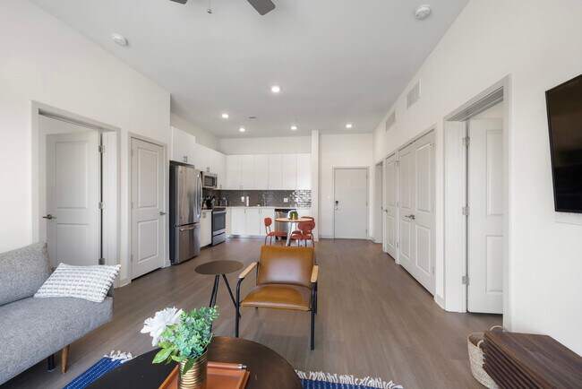 Building Photo - 633 E Main St