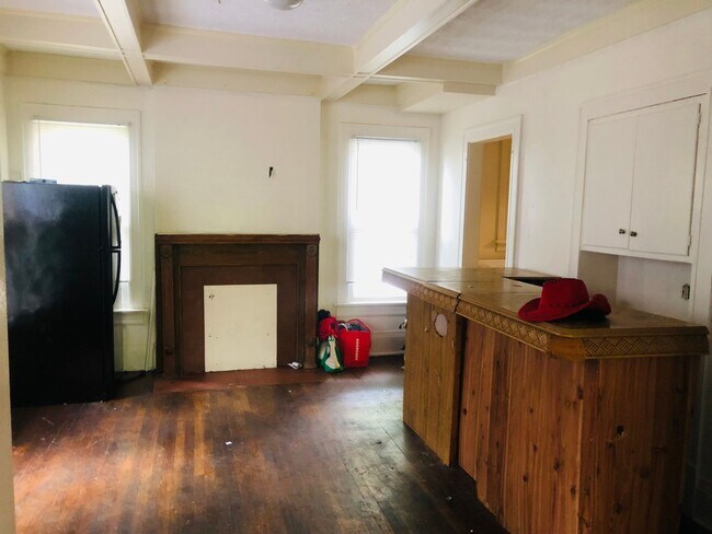 Foto del edificio - Large House w/ off-street parking & 3 BATHROOMS!