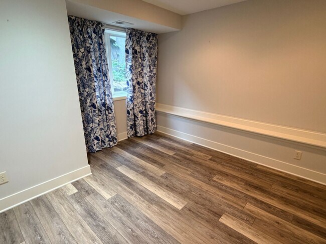 Building Photo - Lake Home For Rent