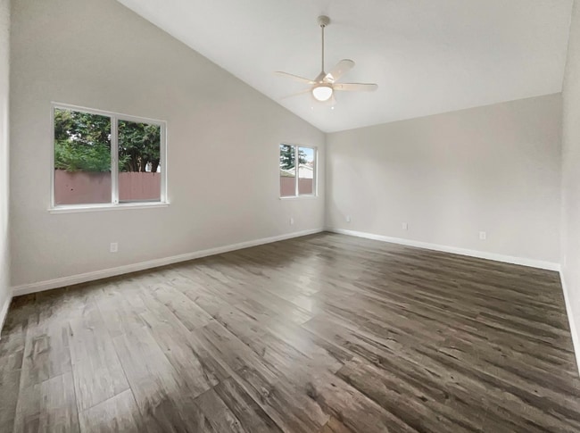 Foto del edificio - 1172 Willow Creek Dr