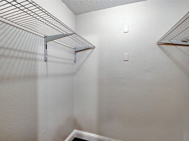 Building Photo - Studio Townhome in Austin