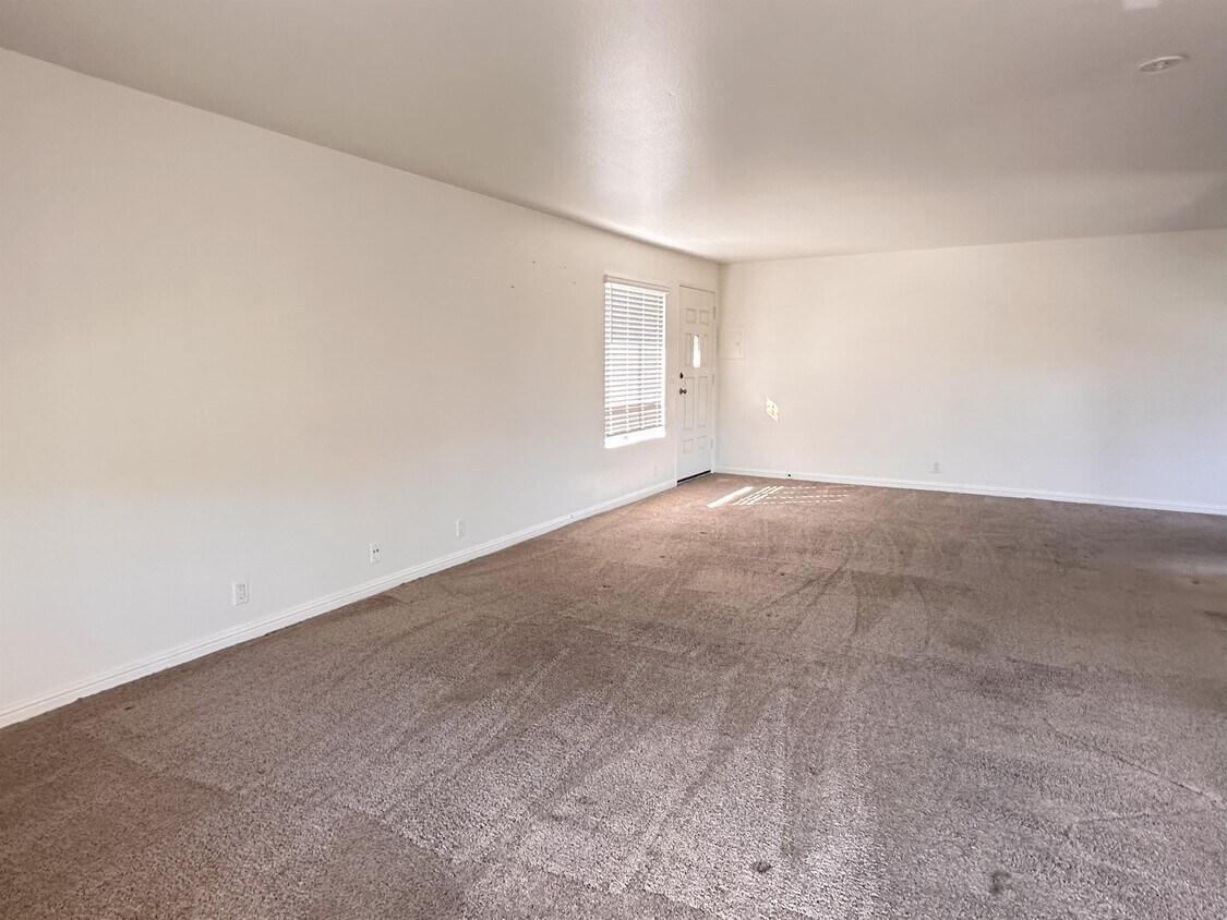 382 Acacia Ave Unit 382R, Carlsbad, CA 92008 Room for Rent in