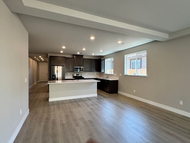 Foto del edificio - 4 BED | 2.5 BATH | SINGLE-STORY