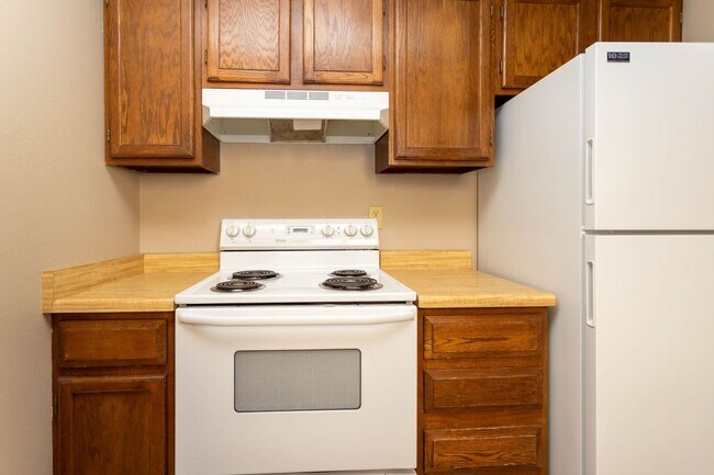 Building Photo - Great Upper Unit Located in Vista Grande T...