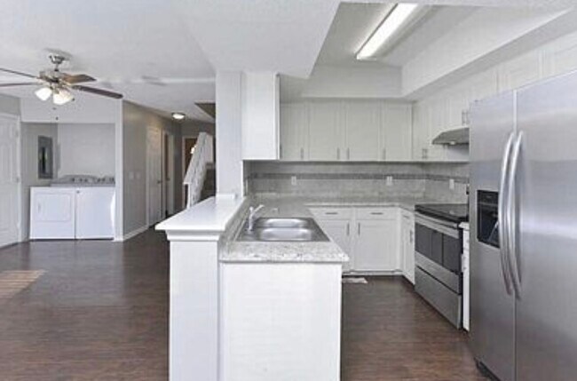 Foto del edificio - 140 Forest Fern Rd