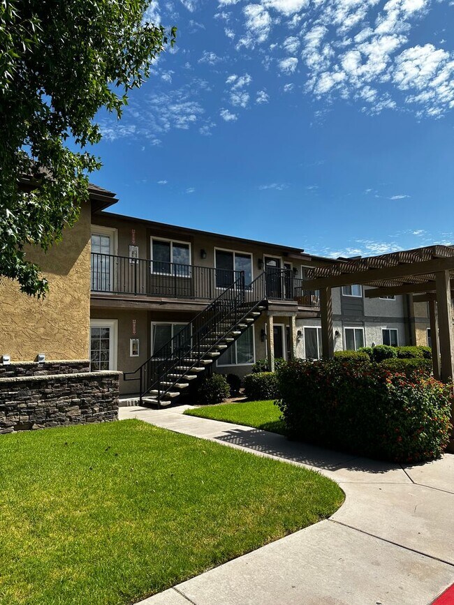 Building Photo - 1440 Oakdale Ave