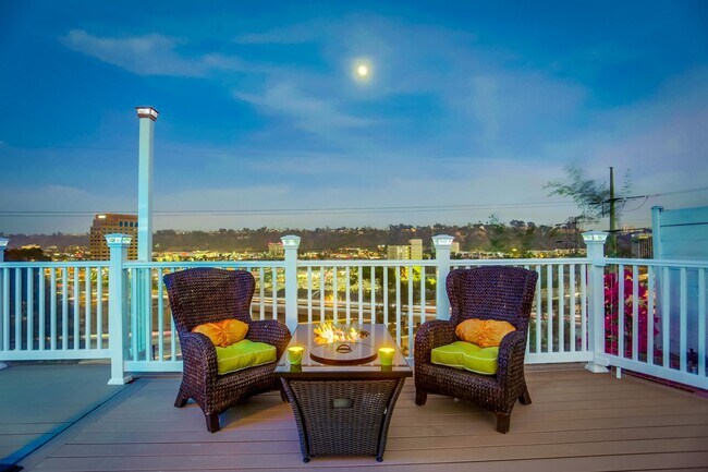 Building Photo - Beautiful 3 bed 2 bath house with huge pat...