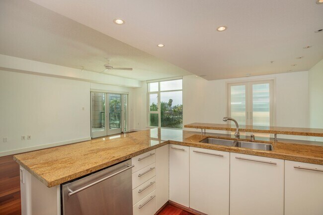 Building Photo - Luxurious and Spacious Condo at The Grande...