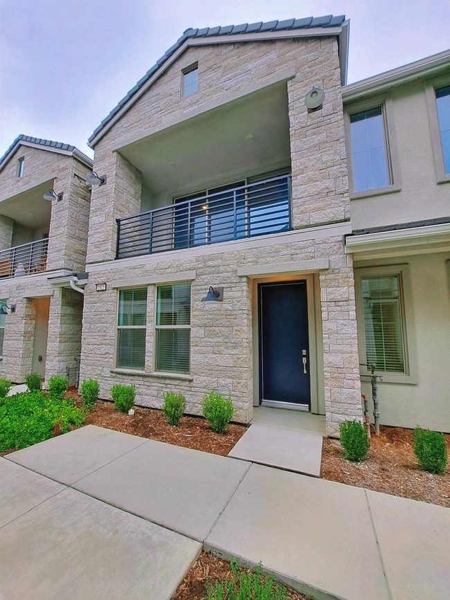 Building Photo - Fresno 3BR Pet-Friendly Townhouse with Community Amenities!