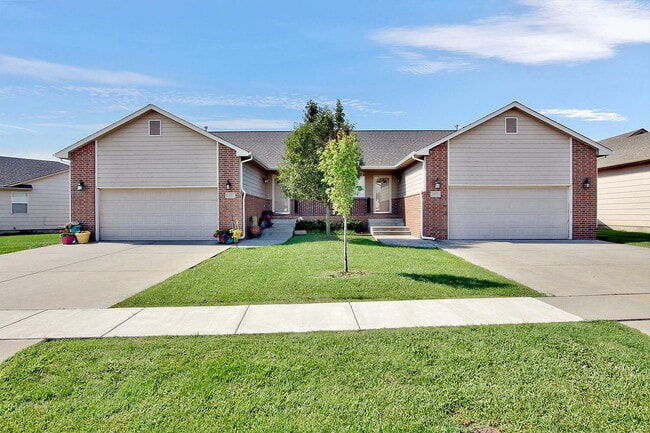 Building Photo - Lakeside Townhomes