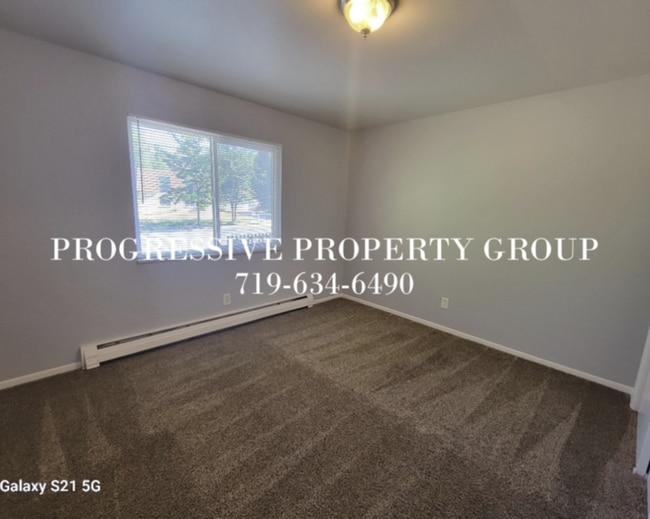 Foto del edificio - 2 Bed 1 Bath Apartment in a GREAT location!