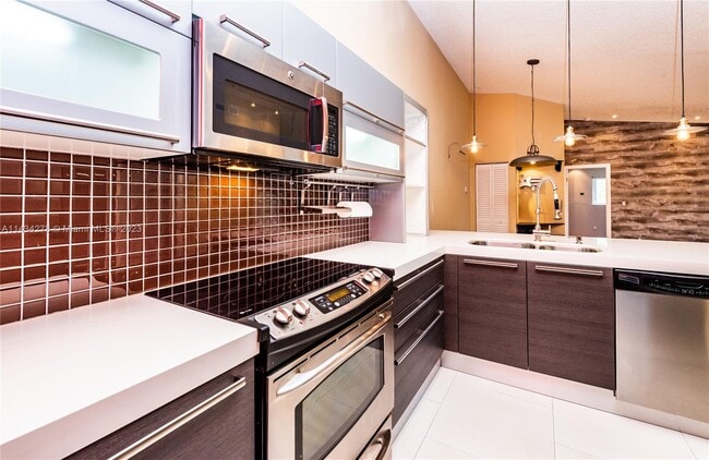 Foto del edificio - 4910 NW 102nd Ave