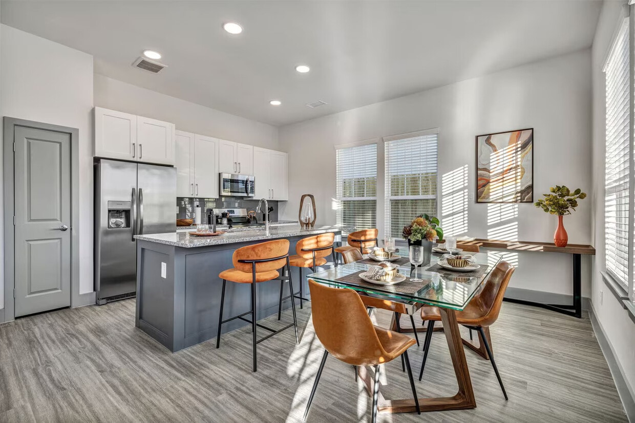 Spacious 2 Bed in Gated Community — $2,000... - Spacious 2 Bed in Gated Community — $2,000...