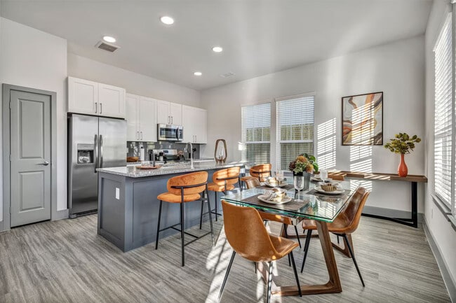 Spacious 2 Bed in Gated Community — $2,000... - Spacious 2 Bed in Gated Community — $2,000... Apartment