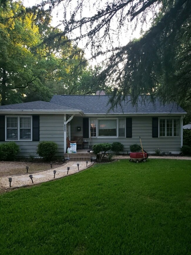 Building Photo - 1049 Woodland Dr