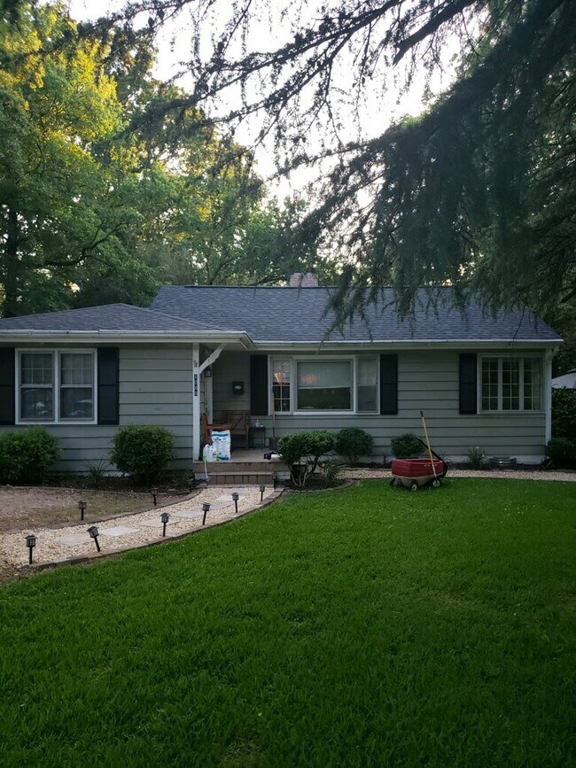 Foto del edificio - 1049 Woodland Dr