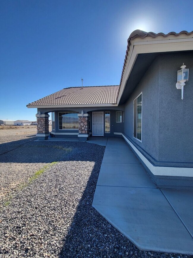 Building Photo - GOLDEN SPRINGS RANCH U8 - W. Betty Avenue