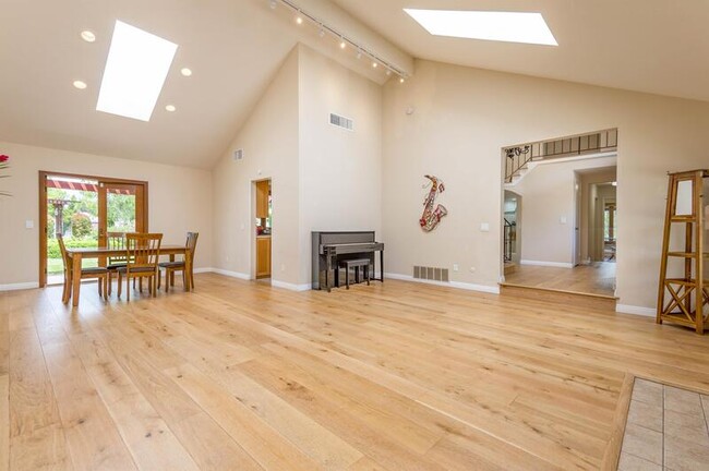 Building Photo - 3408 Lomas Serenas Dr