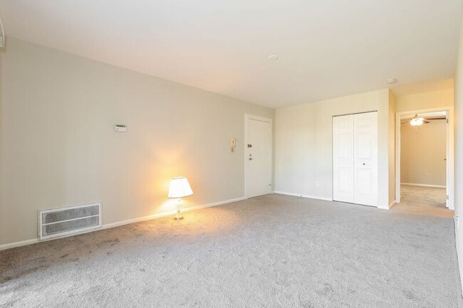 Building Photo - 25 Kings Ct