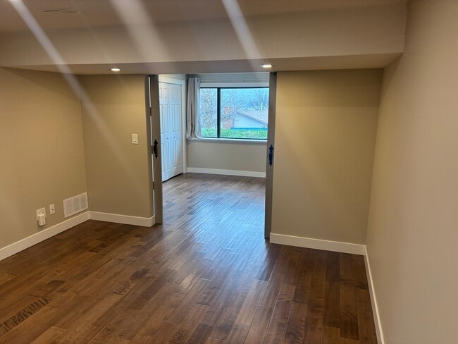 Building Photo - 3922 21 Av