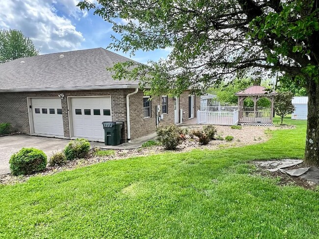Foto del edificio - 300 Oaklawn Dr