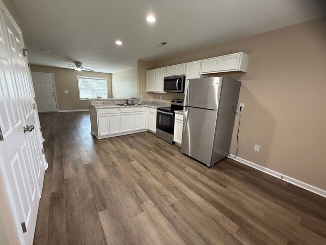 Building Photo - Nice 2 Bedroom, 2 bath duplex.