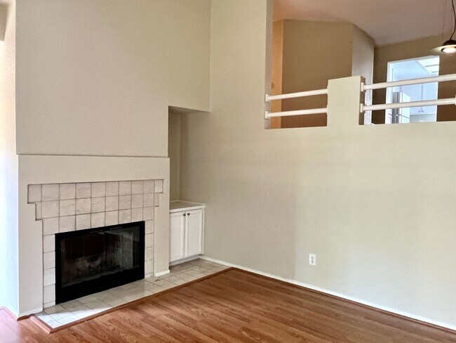 Foto del edificio - Working from home? This town home has a huge office area and large primary suite... plus a second...