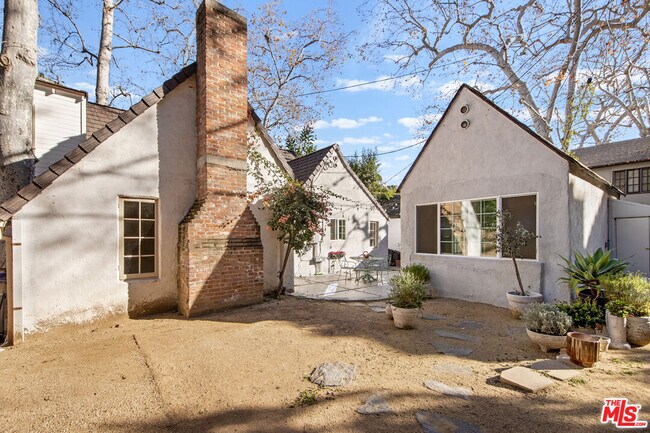 Foto del edificio - 2615 Canyon Dr