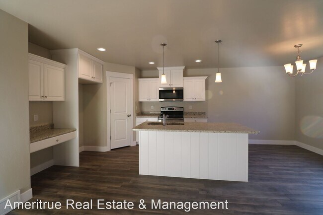 Building Photo - 3 br, 2 bath House - 577 N 220 E