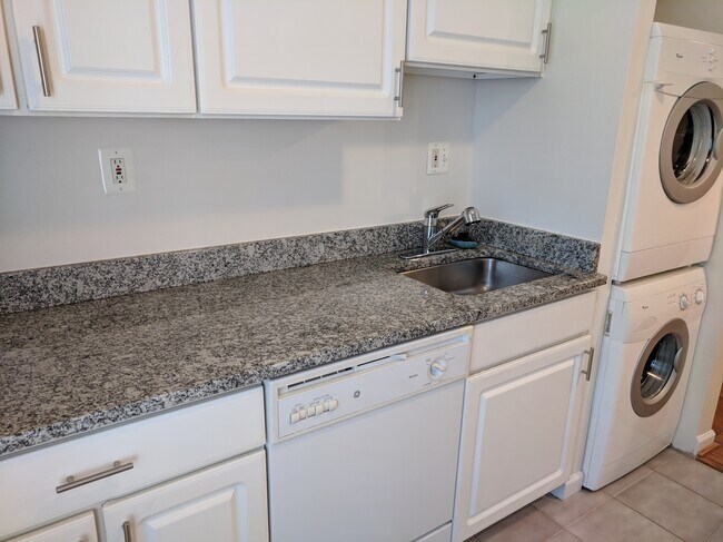 Fully equipped kitchen - 4705 Tecumseh St