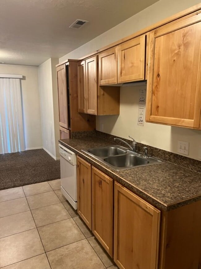 Building Photo - Beautiful condo with carport.