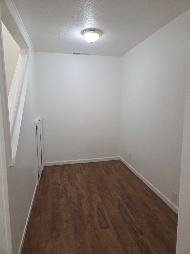 Building Photo - 3-Bedroom Condo Near Columbia Jr. College