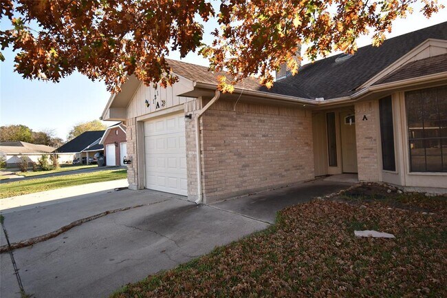Building Photo - 121 Sherwood Dr