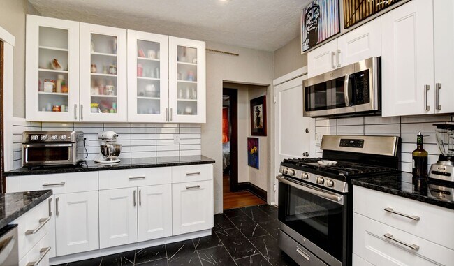 Foto del edificio - Charming 2-Bedroom Duplex in Franklin Park