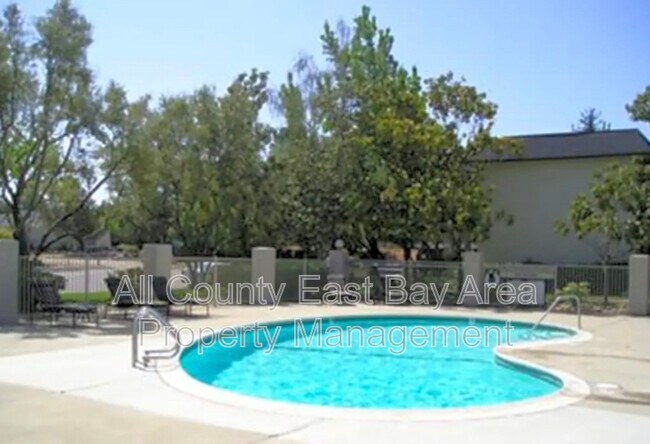 Foto del edificio - 1045 Catalina Dr