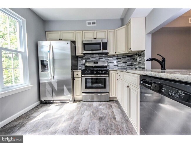 Building Photo - Renovated 2 bedroom 2 bath condo