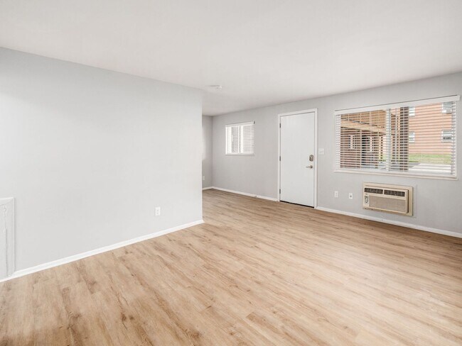 Foto del edificio - 593 Riverview Dr