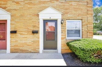 Building Photo - 1746 Pine Tree St S