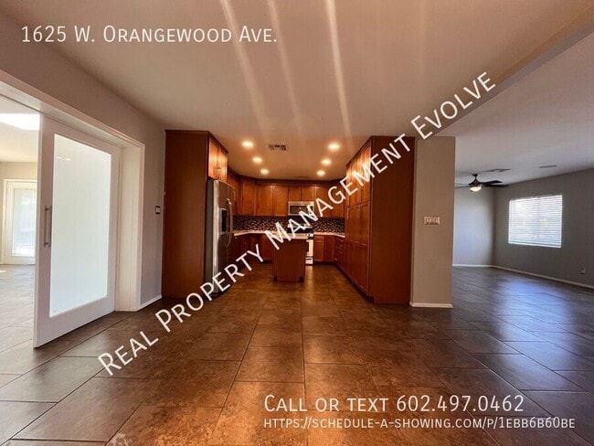 Building Photo - Gorgeous Midcentury Ranch