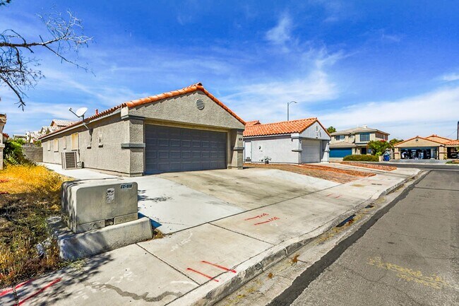 Building Photo - 3 Bed, 2 Bath Single Story West Vegas Beauty