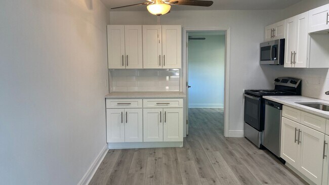 Building Photo - Beautifully Renovated 3/2 Villa in West Br...