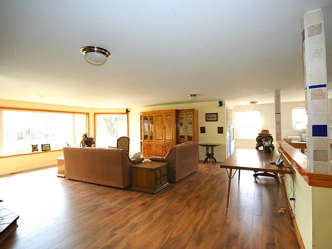 Foto del edificio - 734 Powell Creek Rd