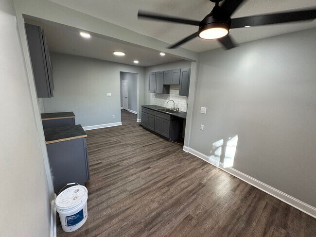 Building Photo - 384 Clarendon Ave