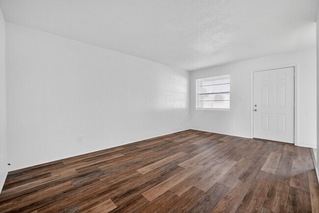 Foto del edificio - 2417 N Oleander Ave