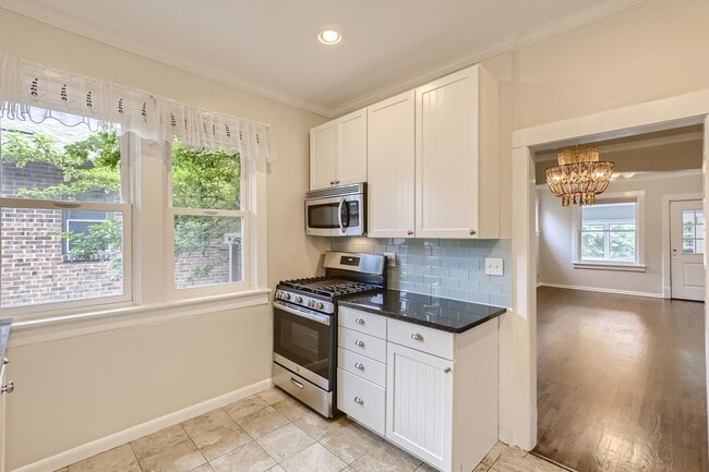 Building Photo - Sophisticated Highlands home walkable to p...